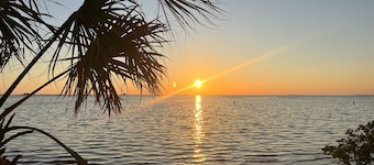 Escondido Boutique Bungalow in Crystal Beach- Inquire for Seasonal Savings!