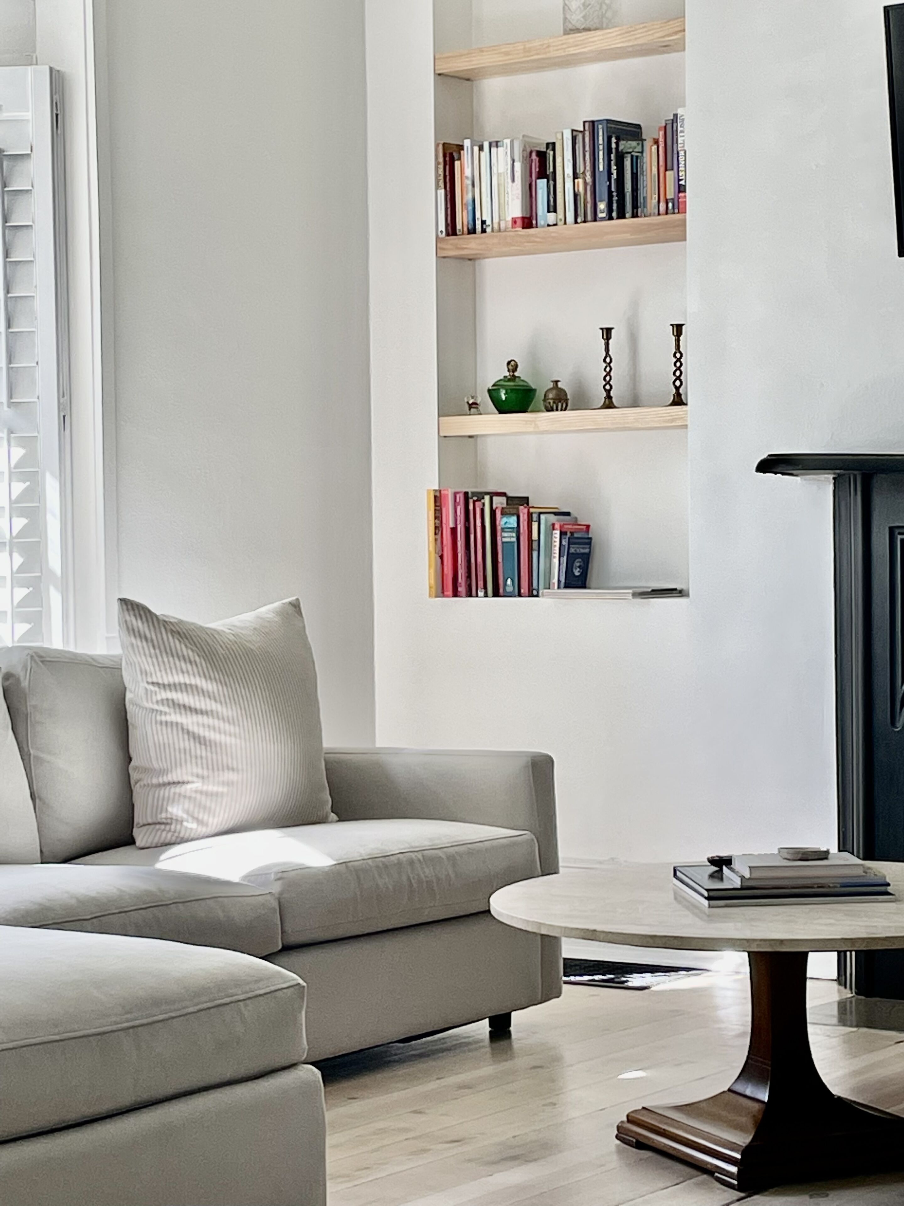 Smart TV, chimenea y libros 