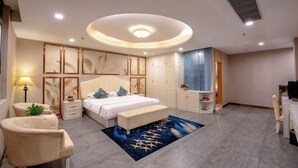 Un dormitorio moderno con cama, mesitas de noche, escritorio y una silla.