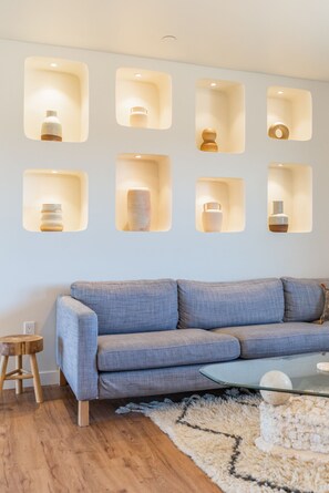 Smart TV, chimenea, libros y estéreo 