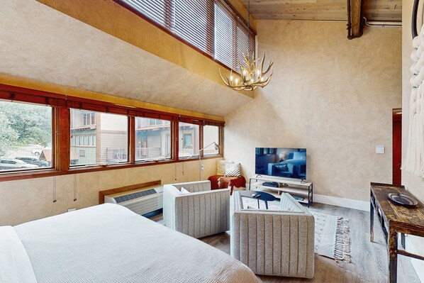 Escritorio, tabla de planchar con plancha, wifi y ropa de cama 