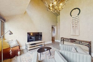 TV, DVD player - Sleek Tamarron Studio w/ Shared Pool, Hot Tub, Sauna, & Internet (Durango)