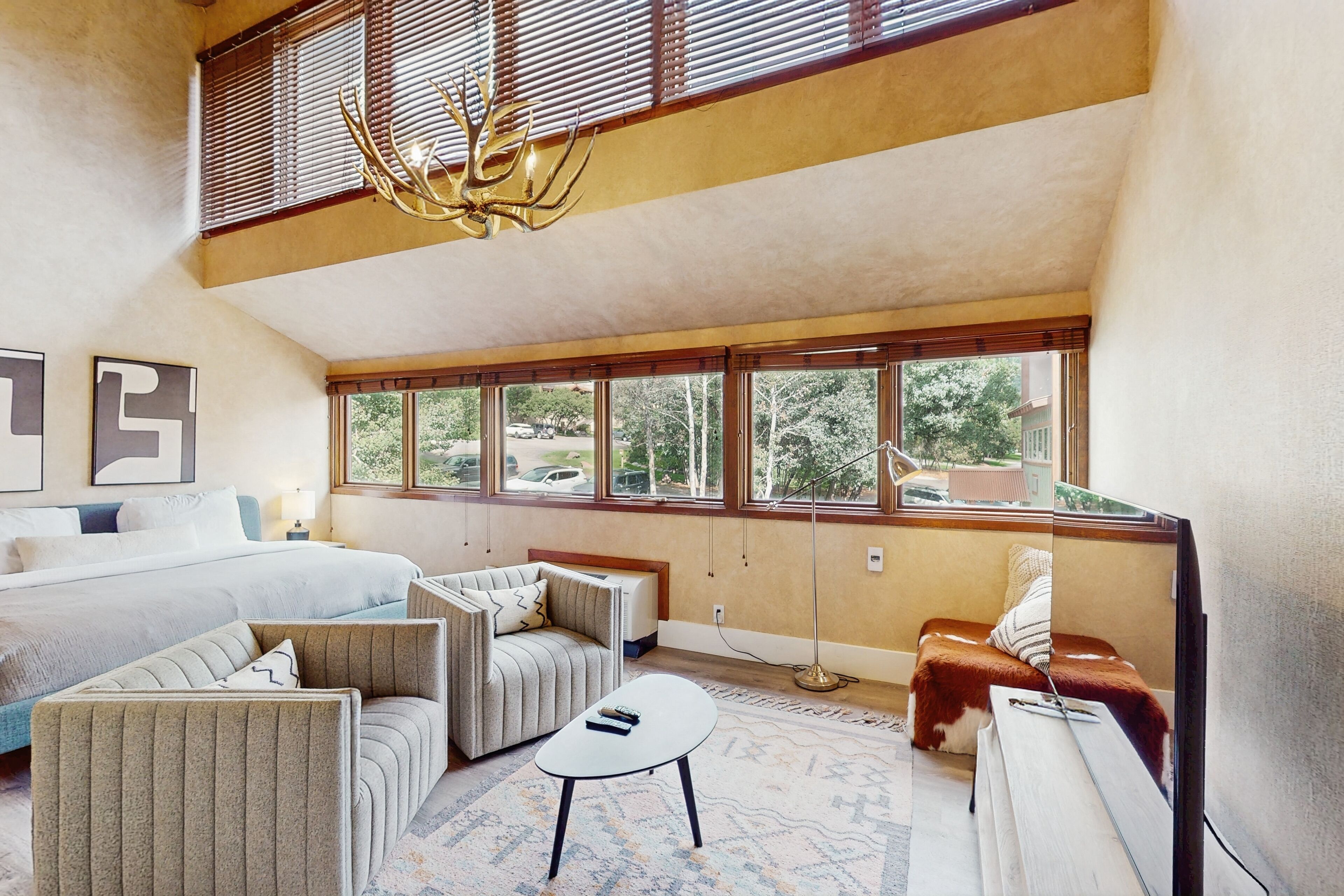 Een bureau, een strijkplank/strijkijzer, wifi, beddengoed