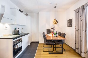 Frigorifero, forno, piano cottura, lavastoviglie