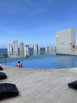 Et basseng på takterrassen og et oppvarmet basseng