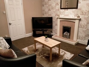 TV, fireplace - The Nest, an Immaculate 3-Bed House in Walsall (Walsall)