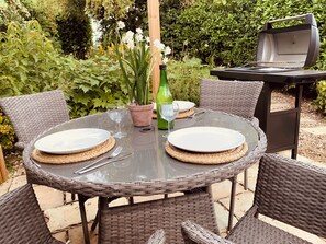 Outdoor dining - Vineyard Cottage Sleeps 4 with Garden (Norwich)