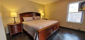 2 bedrooms, iron/ironing board, WiFi, bed sheets - "SteamPunk" 2bedroom With Hottub (Albuquerque)
