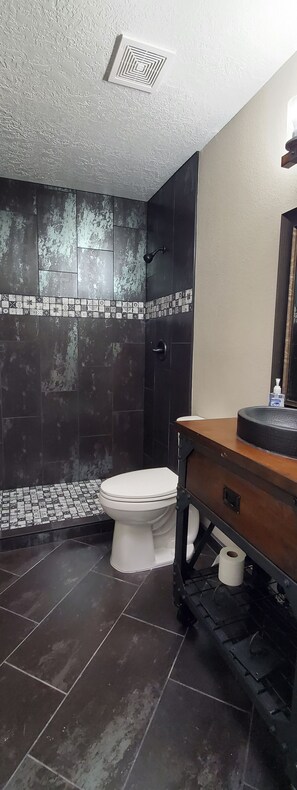 Shower, hair dryer, towels, soap - "SteamPunk" 2bedroom With Hottub (Albuquerque)
