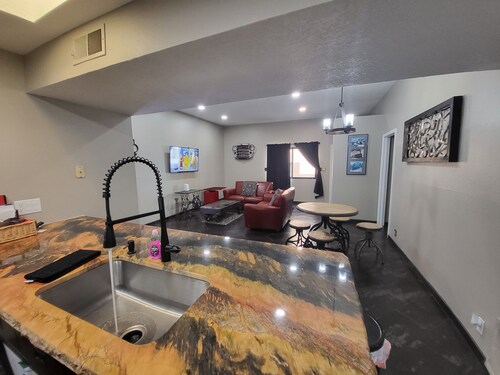 "SteamPunk" 2bedroom With Hottub