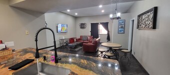 "SteamPunk" 2bedroom With Hottub