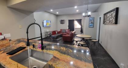 "SteamPunk" 2bedroom With Hottub