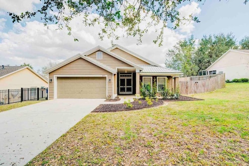 Spacious Getaway ~ Heated LED Pool & Ping Pong