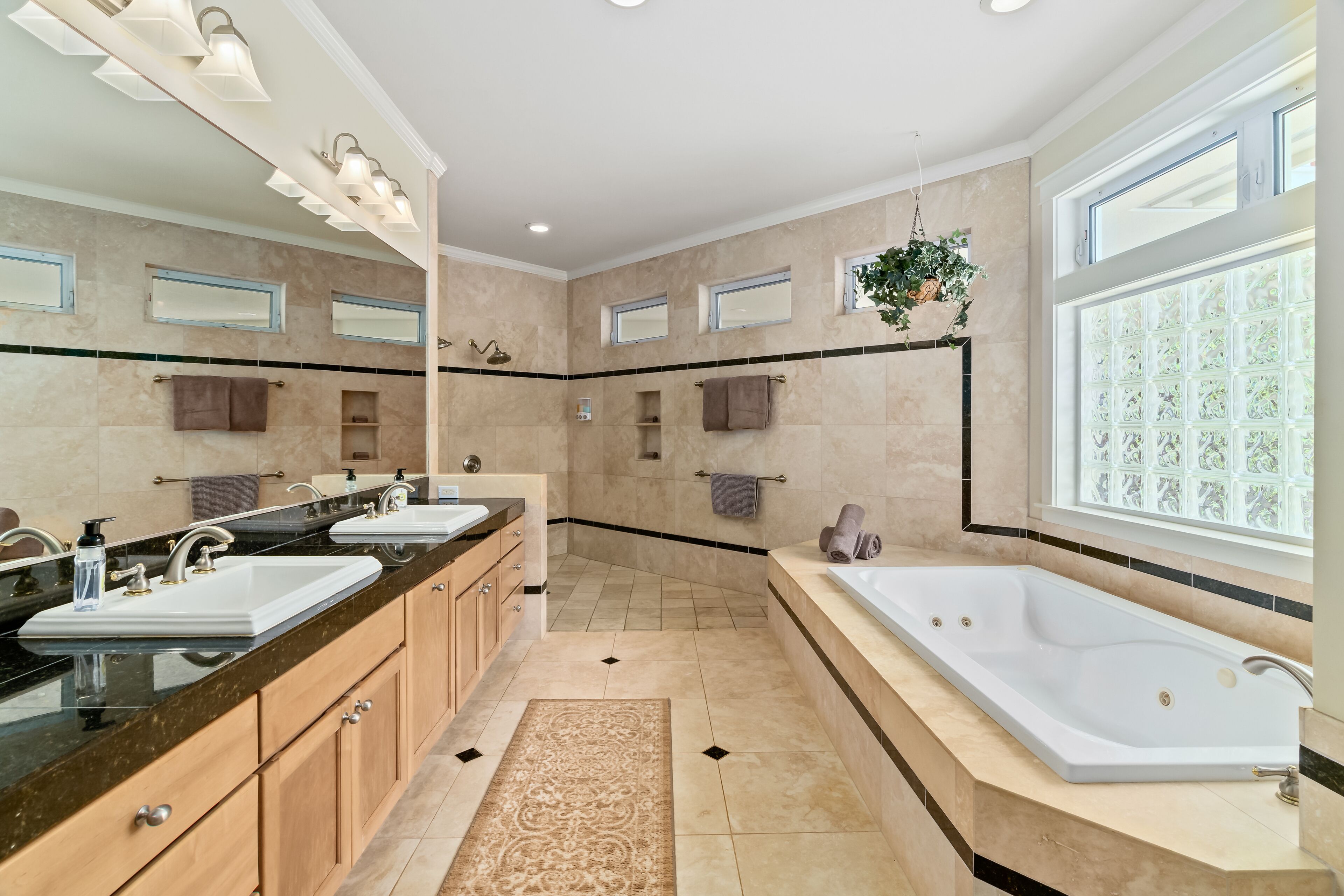 Combined shower/tub, jetted tub, hair dryer, towels