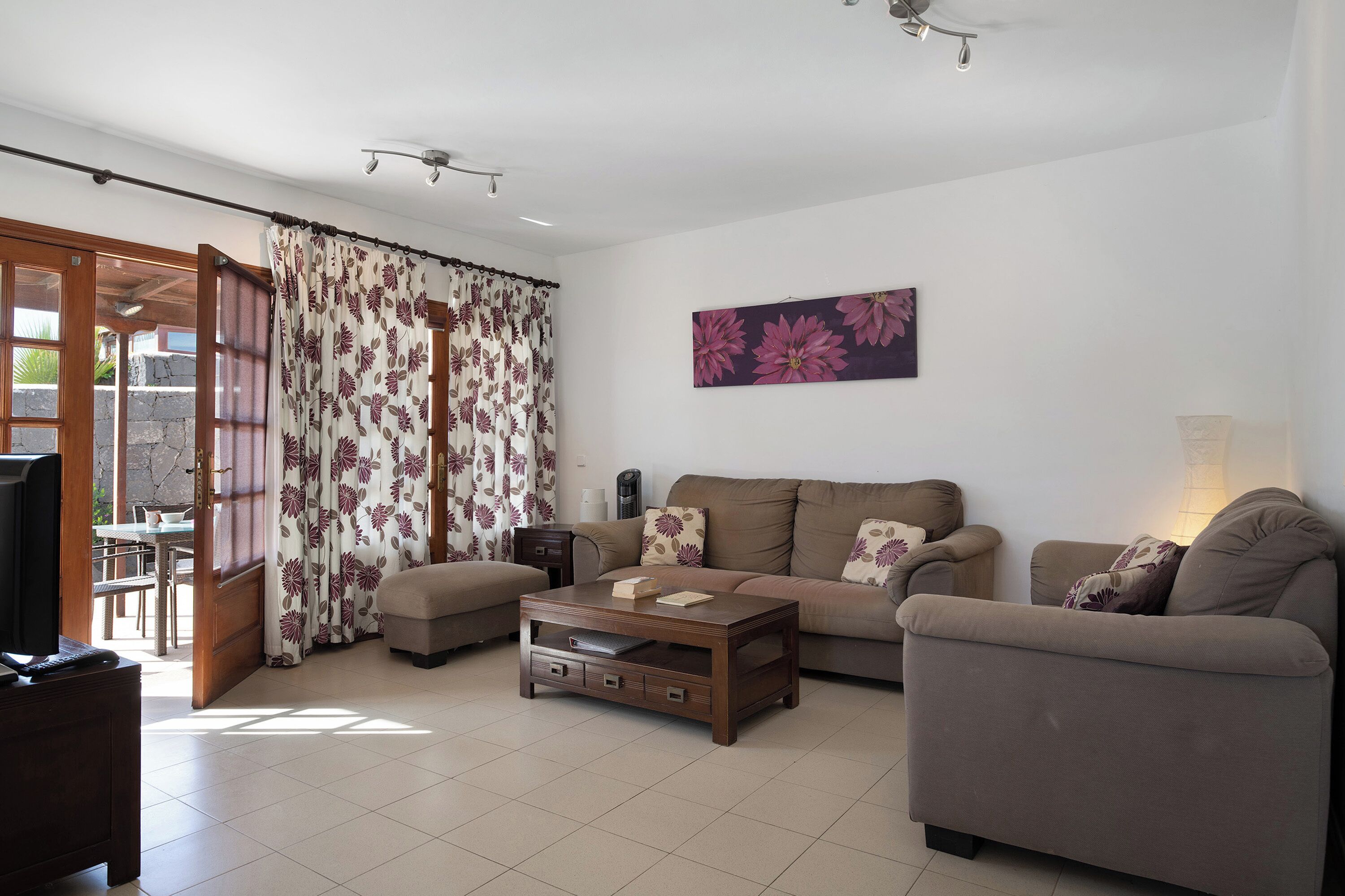 Een televisie en een dvd-speler