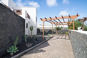 Property grounds - Villa Serendipity with Mountain View, Private Heated Pool & Wi-Fi (Playa Blanca)