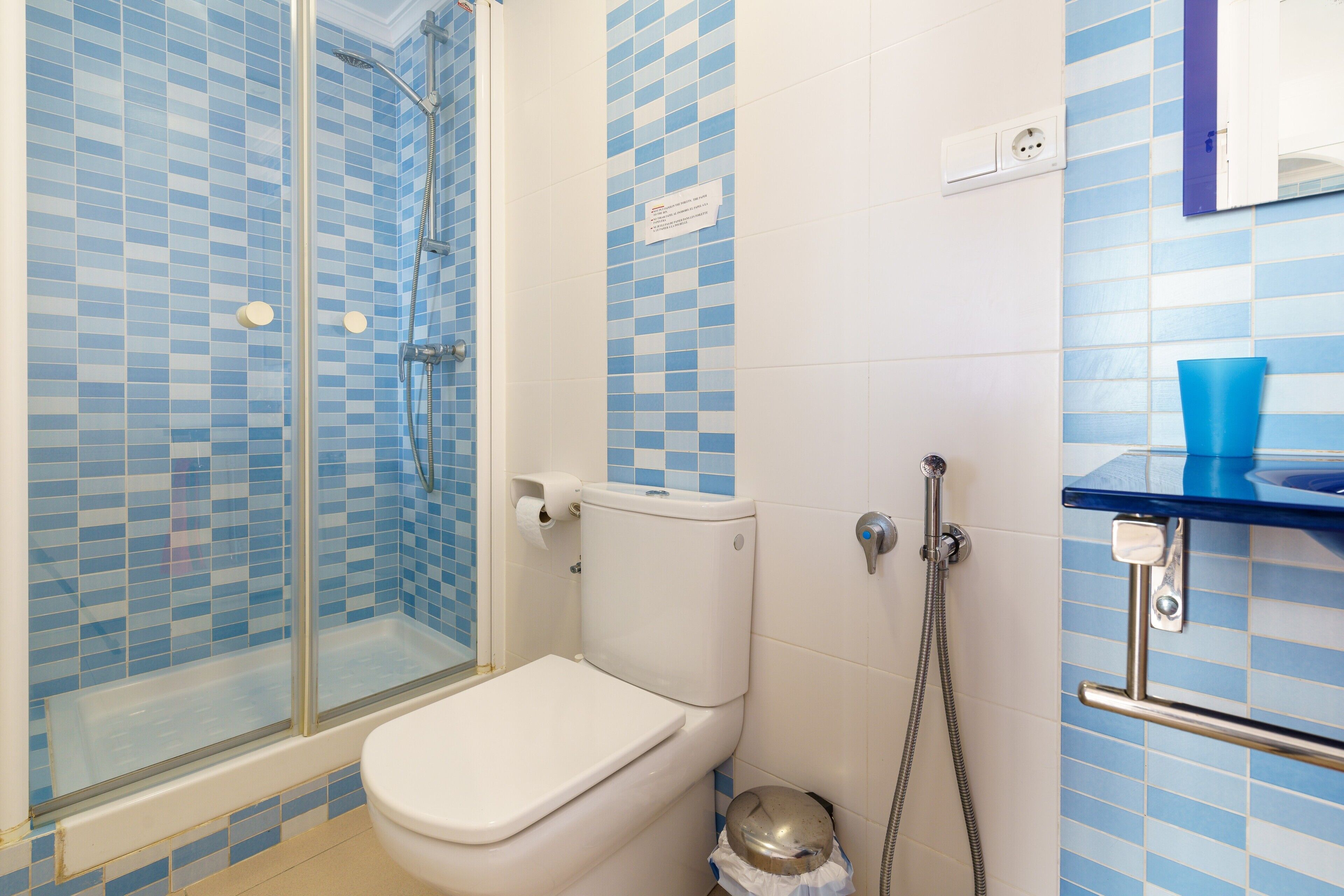 Een douche, een haardroger, handdoeken