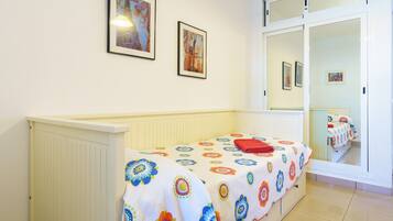 3 slaapkamers, een strijkplank/strijkijzer, gratis wifi, beddengoed