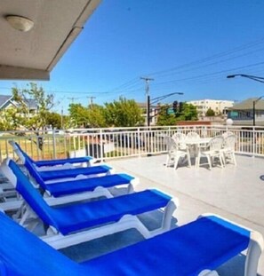Outdoor dining - Beautiful Efficiency  Condo-only 2 blocks from Beach and Boardwalk (Ocean City)
