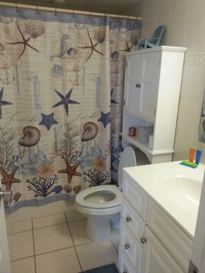 Combined shower/bathtub - Beautiful Efficiency  Condo-only 2 blocks from Beach and Boardwalk (Ocean City)
