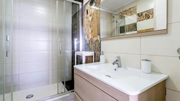 Dusche, Haartrockner, Handtücher