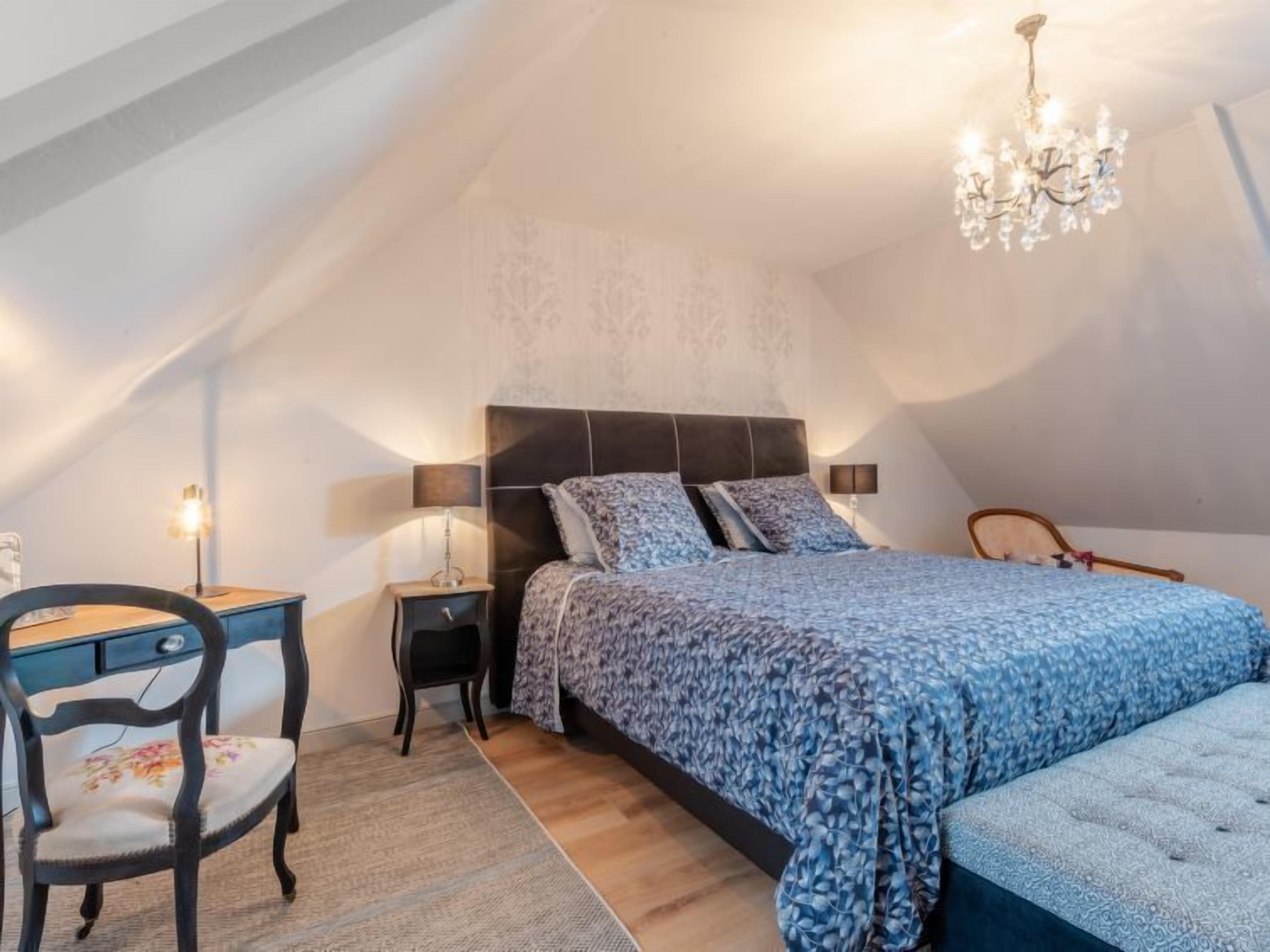 3 chambres, bureau, fer et planche à repasser