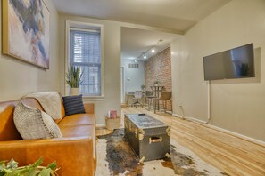 Smart TV, Netflix, streaming services - Charming Federal Hill! One Bedroom With Vibes (Baltimore)