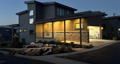 Beautiful Lakehouse on Pineview Reservoir near 3 ski resorts