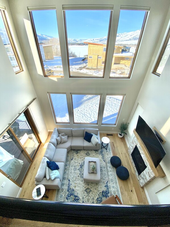 Älytelevisio, takka, videopelejä, DVD-soitin