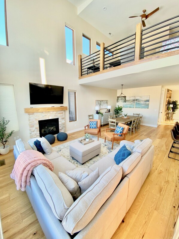 Téléviseur connecté, foyer, jeux vidéo, lecteur de DVD