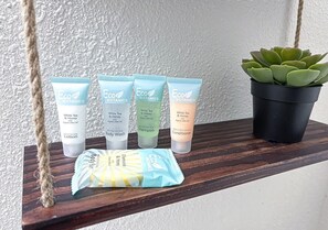 Doccia, asciugacapelli, asciugamani, sapone