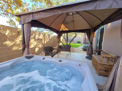 " Santa Fe Style" 4bedrooms, Hot tub and Pets Welcome!