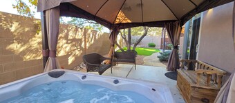 " Santa Fe Style" 4bedrooms, Hot tub and Pets Welcome!