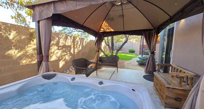 " Santa Fe Style" 4bedrooms, Hot tub and Pets Welcome!