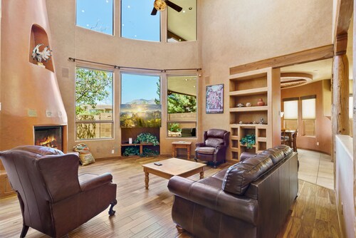 " Santa Fe Style" 4bedrooms, Hot tub and Pets Welcome!