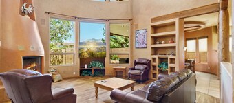 " Santa Fe Style" 4bedrooms, Hot tub and Pets Welcome!