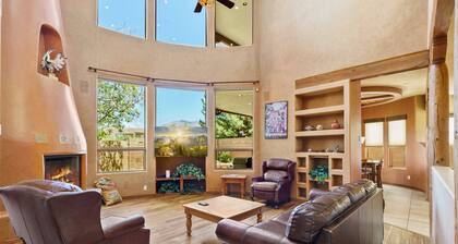 " Santa Fe Style" 4bedrooms, Hot tub and Pets Welcome!