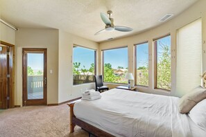 4 bedrooms, desk, iron/ironing board, travel crib - " Santa Fe Style" 4bedrooms, Hot tub and Pets Welcome! (Albuquerque)
