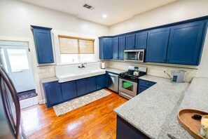Fridge, microwave, oven, stovetop - Downtown 3 bed newly renovated with amenities. (Bakersfield)