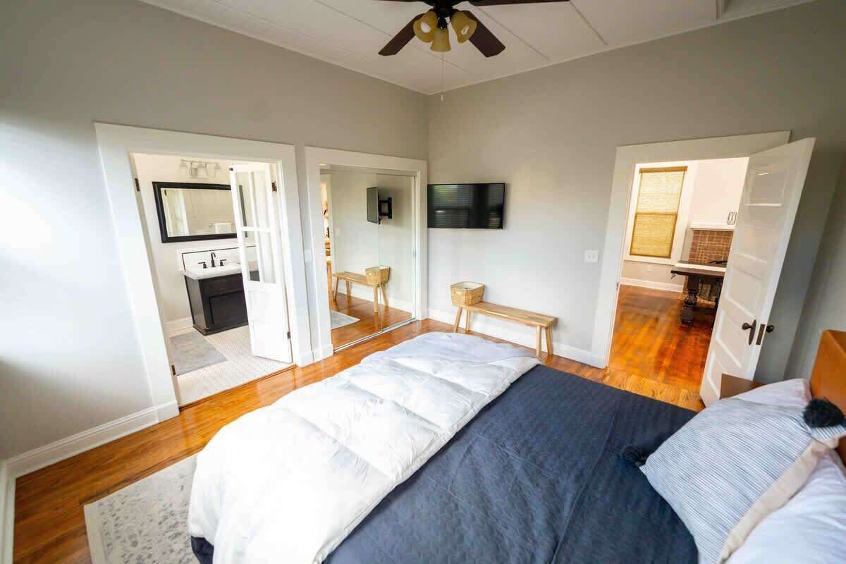 3 bedrooms, desk, WiFi