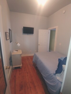 3 habitaciones, tabla de planchar con plancha, wifi y ropa de cama 