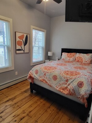 3 bedrooms, iron/ironing board, WiFi, bed sheets - Eastbayside/Munjoy - Charming Downtown Escape (Portland)