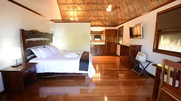 Habitación individual Deluxe, 1 cama King size, vista parcial al océano | Caja de seguridad en la habitación y escritorio