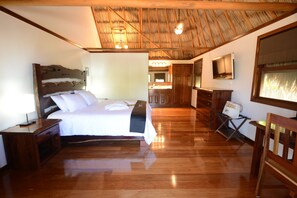 Deluxe Single Room, 1 King Bed, Partial Ocean View | In-room safe, desk, laptop workspace, iron/ironing board - El Ben Cabañas (Caye Caulker)