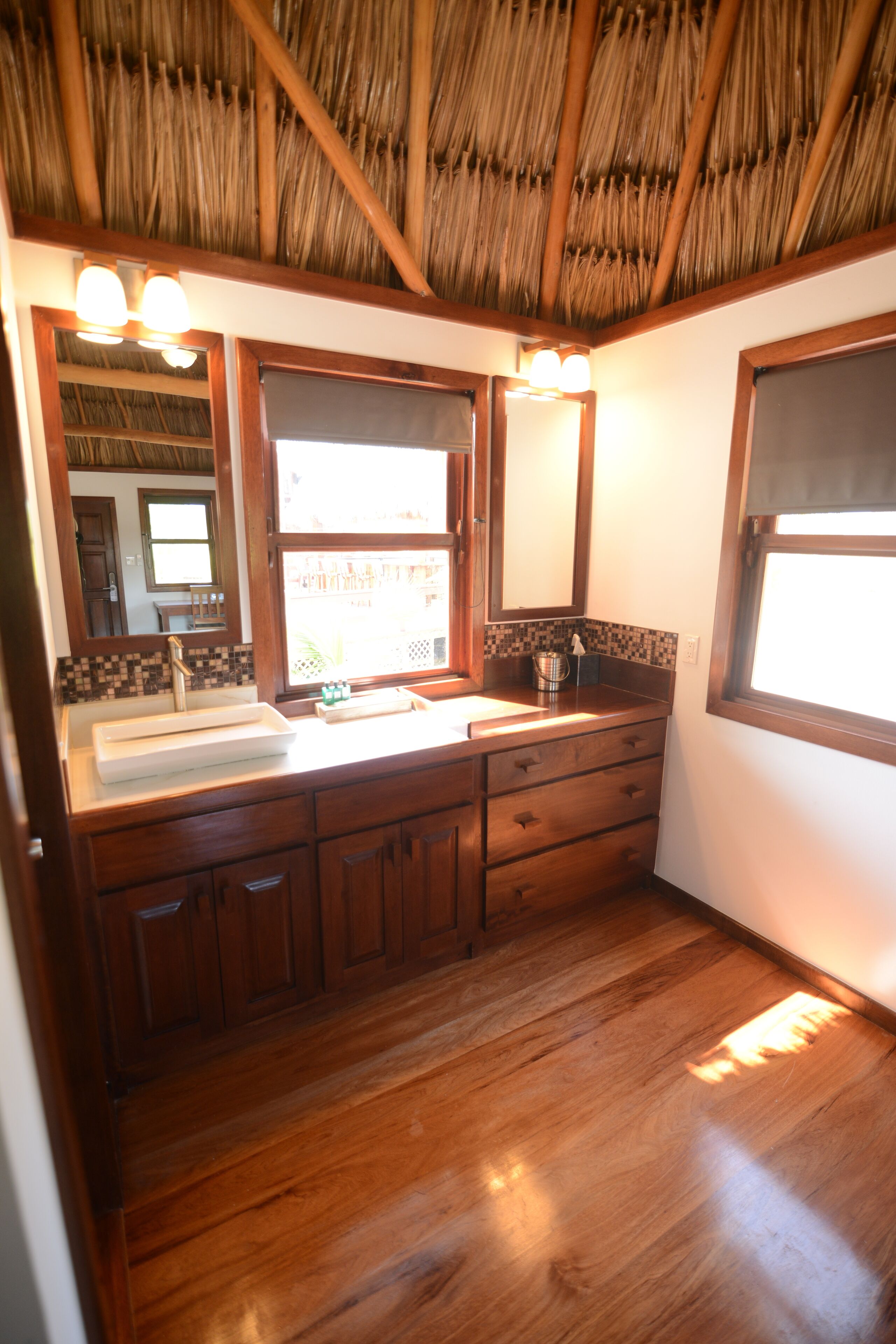 deluxe single room, 1 king bed, pool view | bathroom | shower, designer toiletries, hair dryer, bathrobes