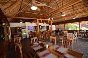 Se sirven desayunos, almuerzos y cenas; junto a la piscina