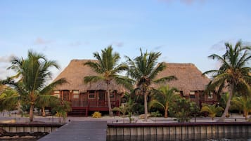 Vista frontal de la propiedad