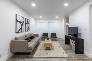 Smart TV - NEW Cozy Renovated Townhome | 25 min to Denver (Northglenn)