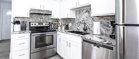 Refrigerador, microondas, horno y parrilla de estufa