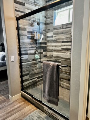 Badewanne, Haartrockner, Handtücher, Seife
